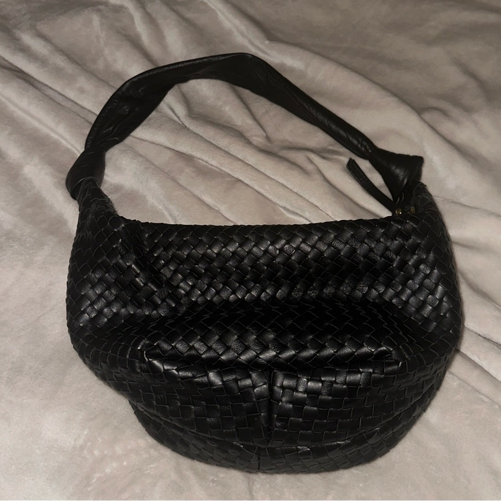 CROSS LEATHER SHOULDER BAG